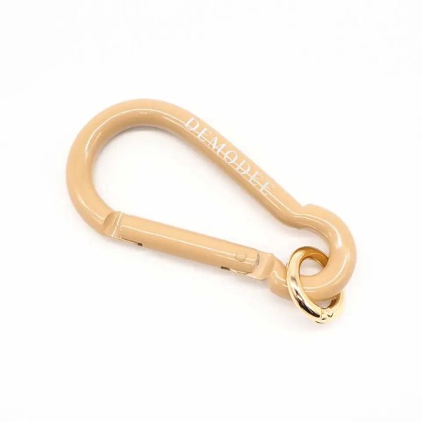 <img class='new_mark_img1' src='https://img.shop-pro.jp/img/new/icons11.gif' style='border:none;display:inline;margin:0px;padding:0px;width:auto;' />DEMODEE デモデ 　Carabiner BEIGE