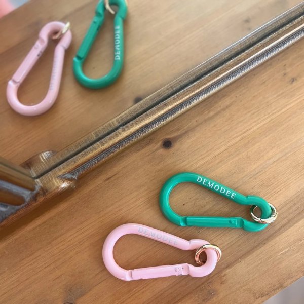 <img class='new_mark_img1' src='https://img.shop-pro.jp/img/new/icons11.gif' style='border:none;display:inline;margin:0px;padding:0px;width:auto;' />DEMODEE ǥ Carabiner SAGE / LIGHT PINK