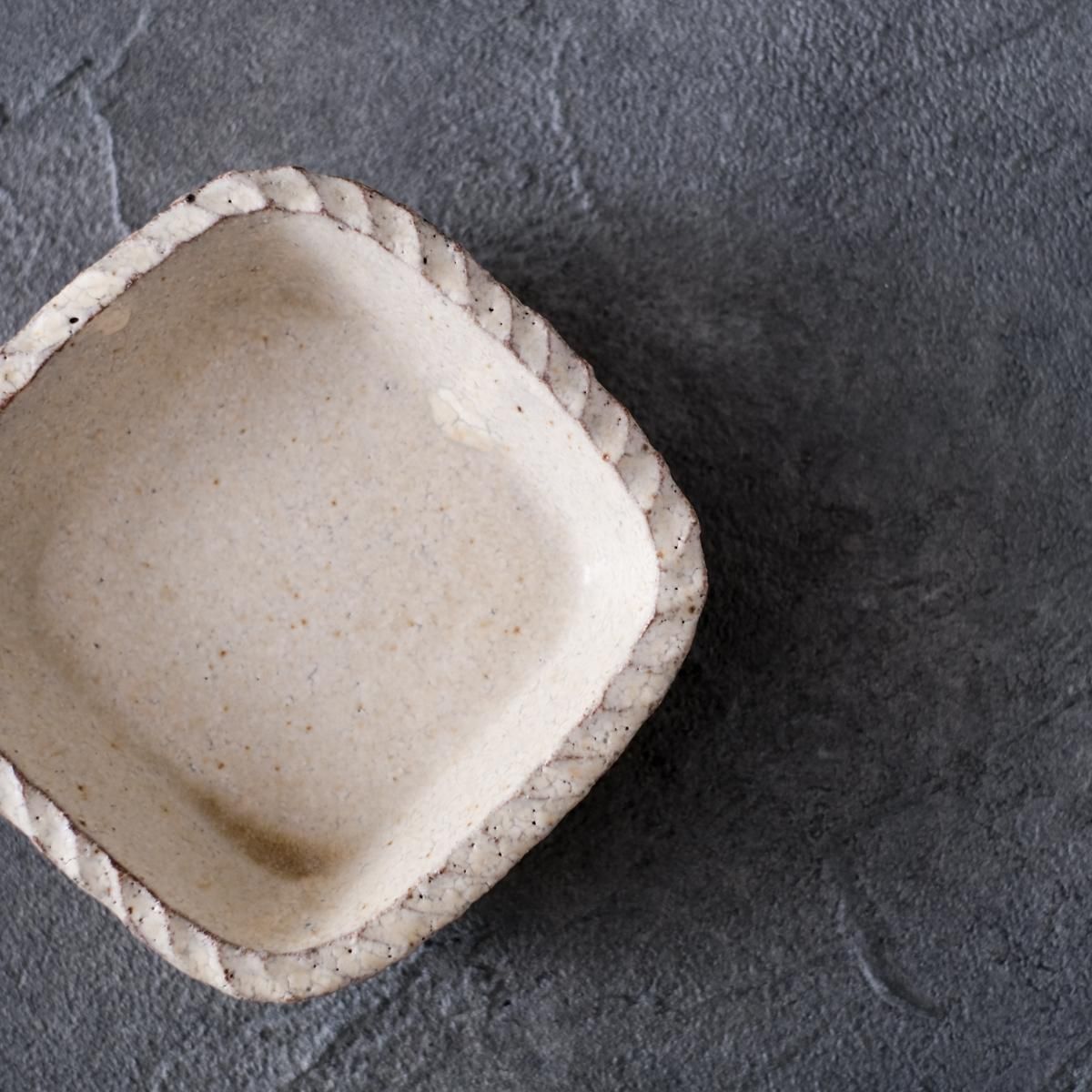 素朴な土縁のスクエアプレート 素朴な土縁のスクエアプレート