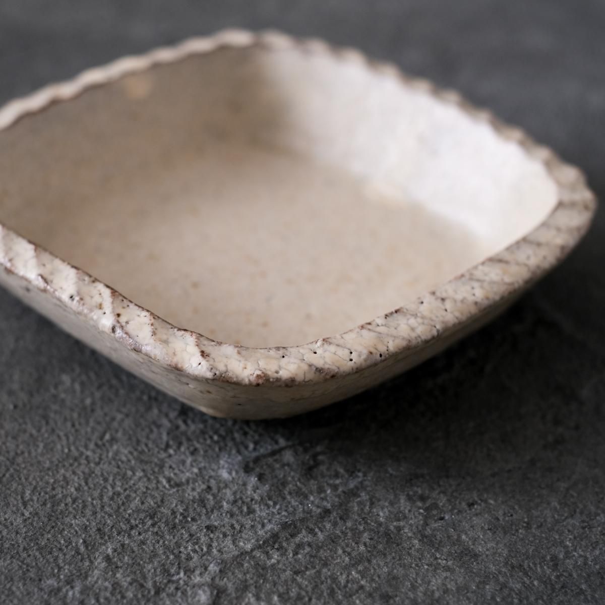 素朴な土縁のスクエアプレート