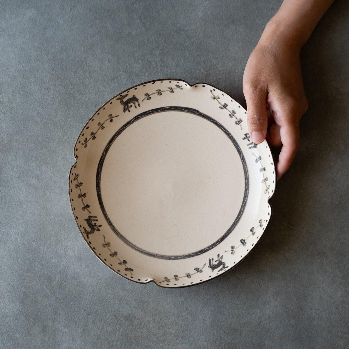 中国古美術/漢時代ニ彩鹿の図皿/絵皿 美のありか＞ 「木の実に蜻蛉図皿」 エミール・ガレ（岐阜県現代