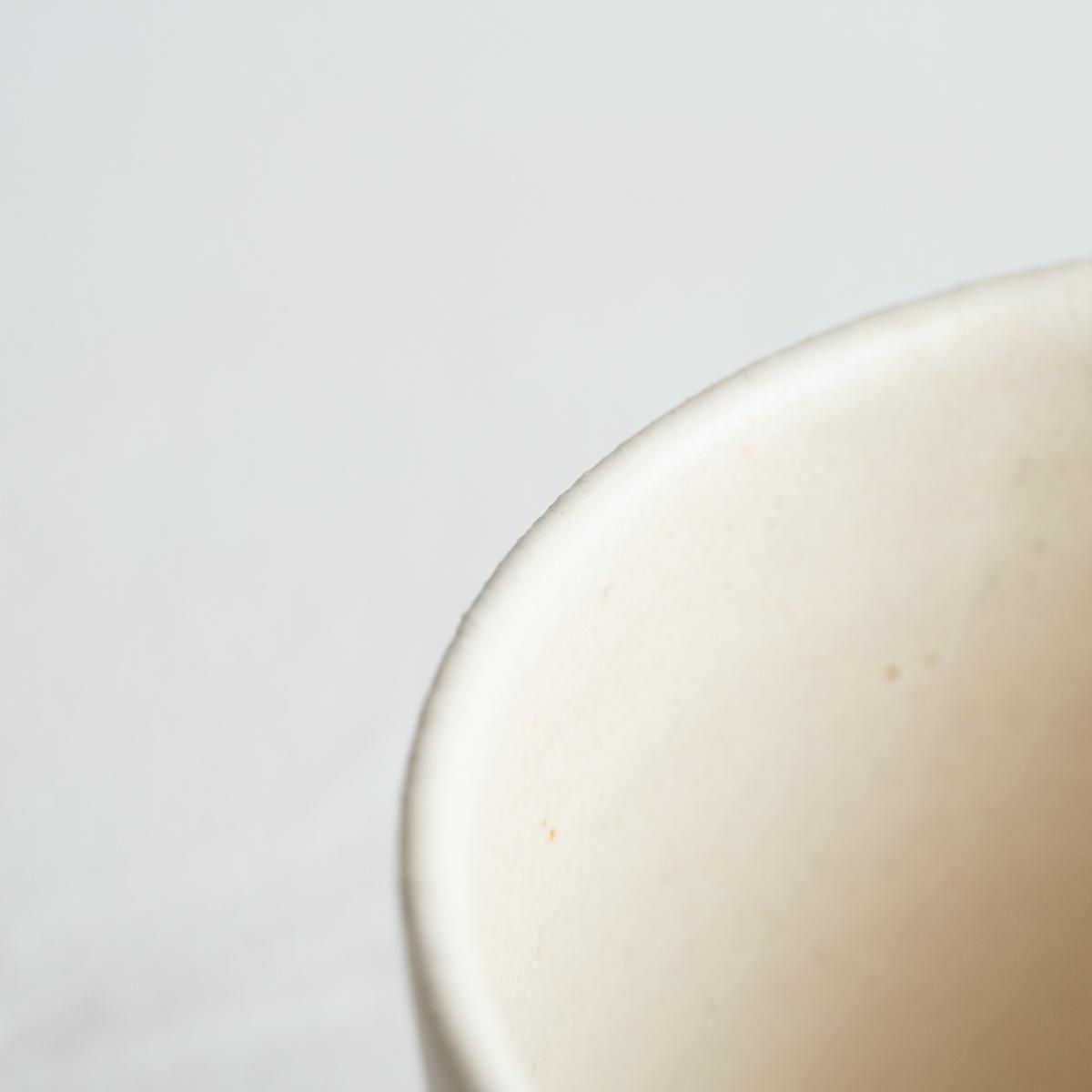 前田祥子（ひつじのてしごと） フリーカップ／ホワイト×グレー花柄