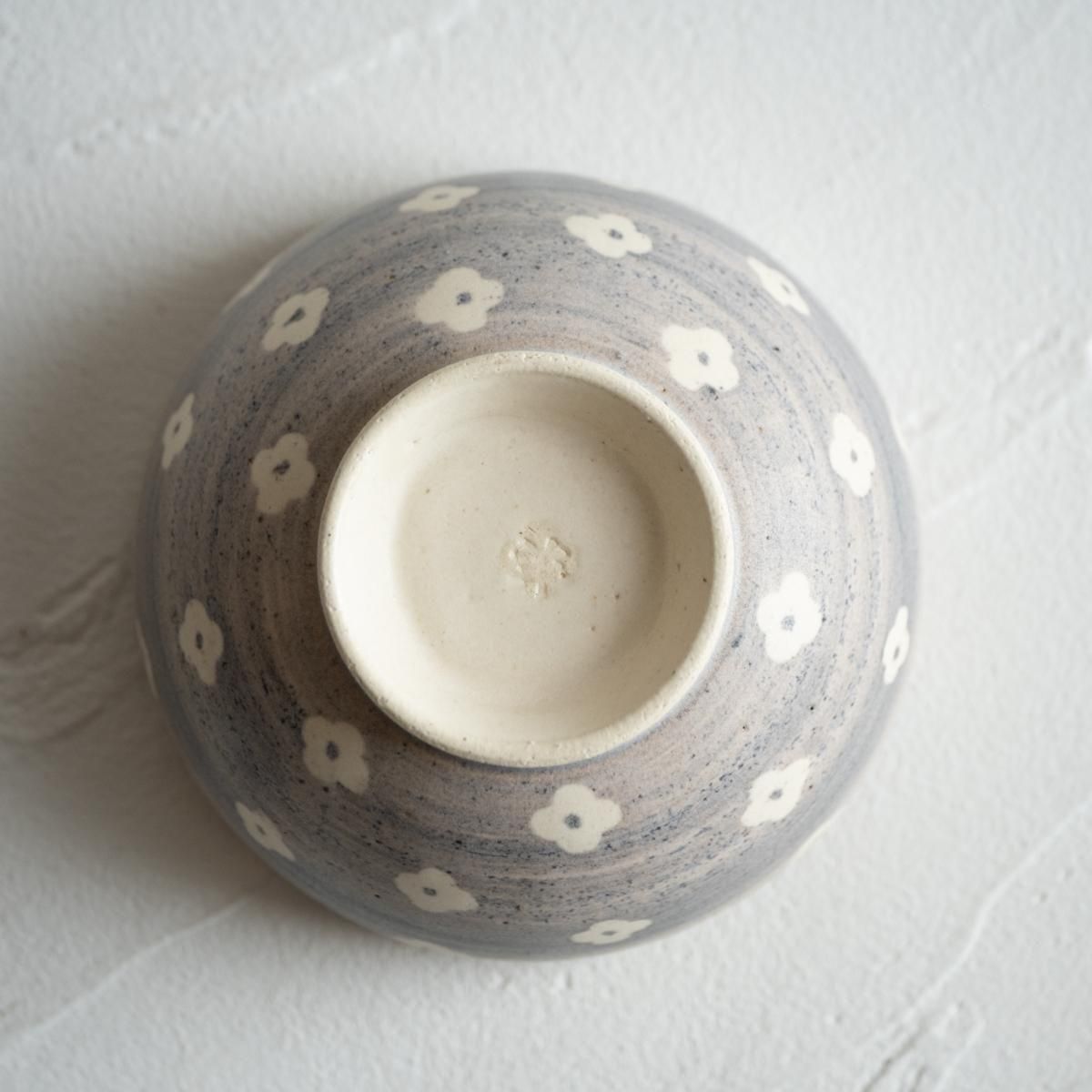 前田祥子（ひつじのてしごと） 丼飯碗／グレー×ホワイト小花柄