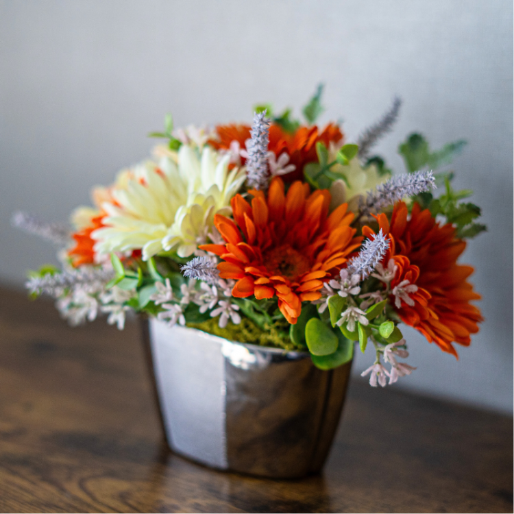 <img class='new_mark_img1' src='https://img.shop-pro.jp/img/new/icons57.gif' style='border:none;display:inline;margin:0px;padding:0px;width:auto;' />ガーベラのオーバルアレンジメント 造花 アーティフィシャルフラワー オレンジホワイト