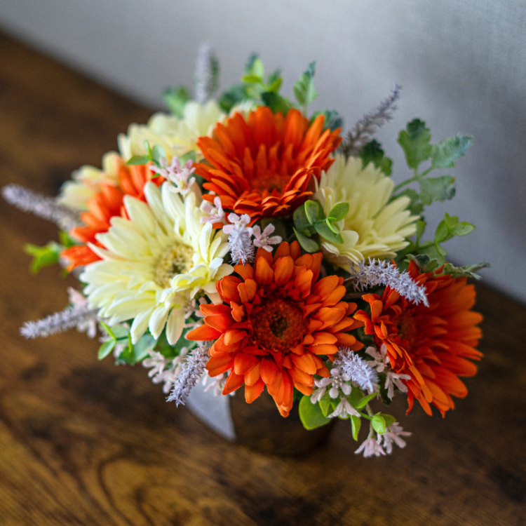 <img class='new_mark_img1' src='https://img.shop-pro.jp/img/new/icons57.gif' style='border:none;display:inline;margin:0px;padding:0px;width:auto;' />ガーベラのオーバルアレンジメント 造花 アーティフィシャルフラワー オレンジホワイト
