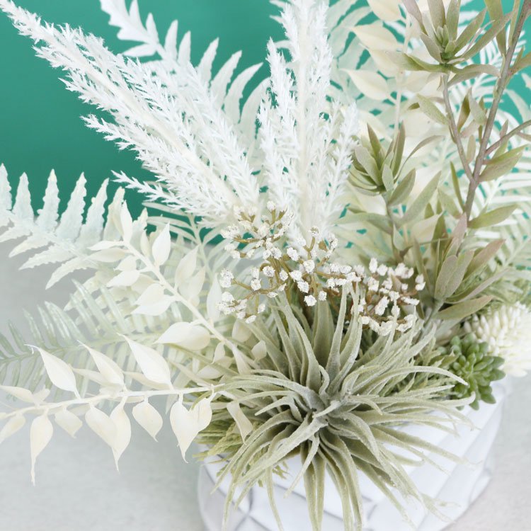 ホワイトグリーンのアレンジメント ティランジア リューカデンドロン セダム フェイクグリーン 造花 人工観葉植物 多肉植物 エアプランツ