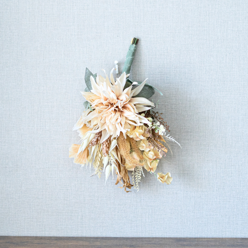 <img class='new_mark_img1' src='https://img.shop-pro.jp/img/new/icons57.gif' style='border:none;display:inline;margin:0px;padding:0px;width:auto;' />ダリアとスイトピーのミニブーケ ベージュ×モスグリーン ブーケアレンジメント 造花 アーティフィシャルフラワー