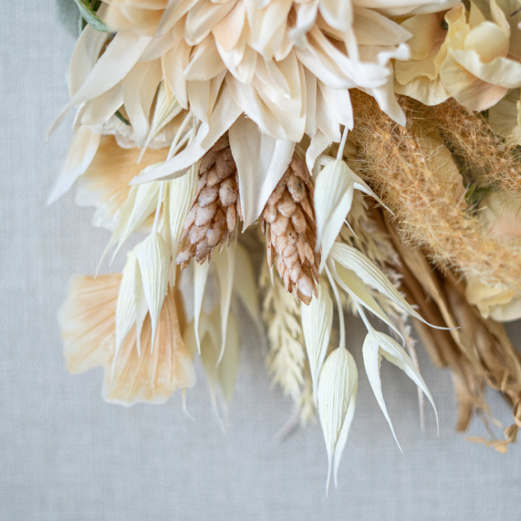 <img class='new_mark_img1' src='https://img.shop-pro.jp/img/new/icons57.gif' style='border:none;display:inline;margin:0px;padding:0px;width:auto;' />ダリアとスイトピーのミニブーケ ベージュ×モスグリーン ブーケアレンジメント 造花 アーティフィシャルフラワー