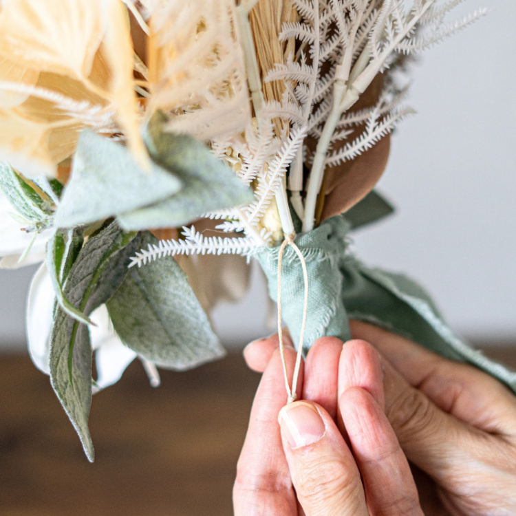 <img class='new_mark_img1' src='https://img.shop-pro.jp/img/new/icons57.gif' style='border:none;display:inline;margin:0px;padding:0px;width:auto;' />ダリアとスイトピーのミニブーケ ベージュ×モスグリーン ブーケアレンジメント 造花 アーティフィシャルフラワー