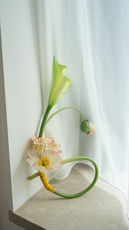 カラーリリーとポピーのウォールアート 花瓶アレンジメント 造花 アーティフィシャルフラワー 壁飾り 壁掛け ウォールアート
