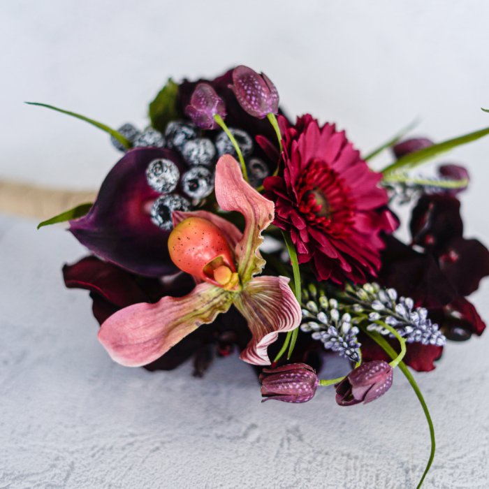Burgundy ガーベラとパフィオのアレンジメント 花瓶アレンジメント 造花 アーティフィシャルフラワー