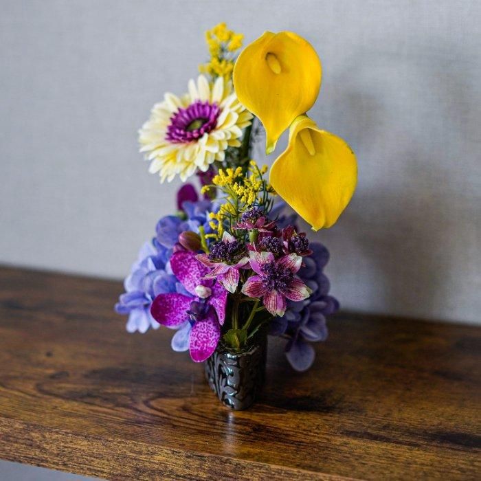 カラーとガーベラのアーチ型アレンジメント 花瓶アレンジメント 造花