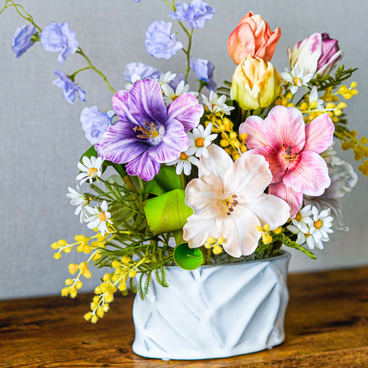 <img class='new_mark_img1' src='https://img.shop-pro.jp/img/new/icons6.gif' style='border:none;display:inline;margin:0px;padding:0px;width:auto;' />開花チューリップとミモザのアレンジメント 花瓶アレンジメント 造花 アーティフィシャルフラワー