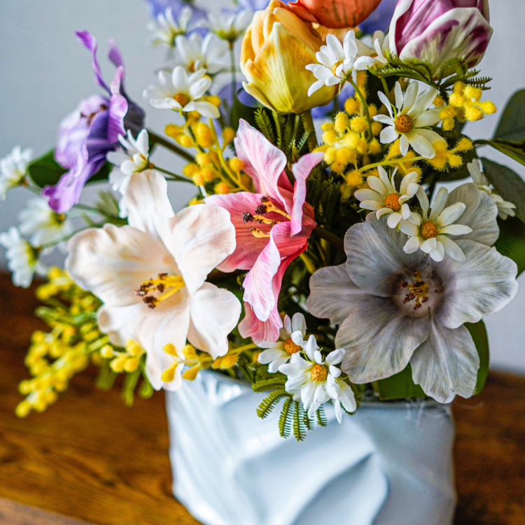 <img class='new_mark_img1' src='https://img.shop-pro.jp/img/new/icons6.gif' style='border:none;display:inline;margin:0px;padding:0px;width:auto;' />開花チューリップとミモザのアレンジメント 花瓶アレンジメント 造花 アーティフィシャルフラワー