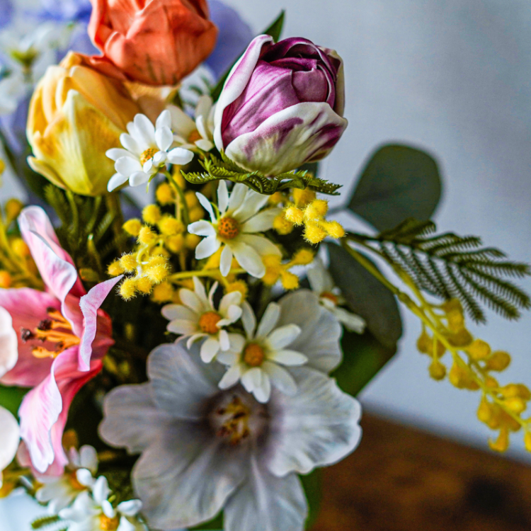 <img class='new_mark_img1' src='https://img.shop-pro.jp/img/new/icons6.gif' style='border:none;display:inline;margin:0px;padding:0px;width:auto;' />開花チューリップとミモザのアレンジメント 花瓶アレンジメント 造花 アーティフィシャルフラワー