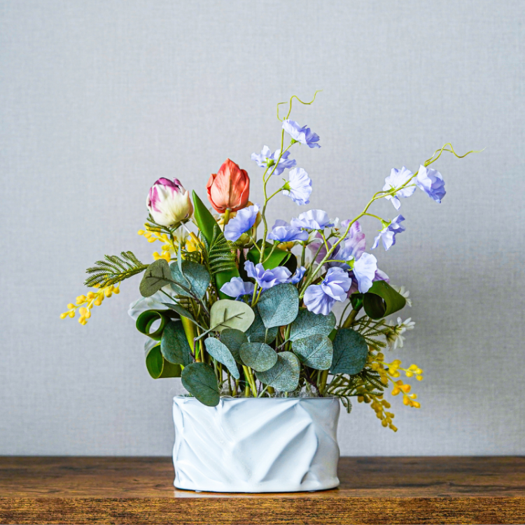 <img class='new_mark_img1' src='https://img.shop-pro.jp/img/new/icons6.gif' style='border:none;display:inline;margin:0px;padding:0px;width:auto;' />開花チューリップとミモザのアレンジメント 花瓶アレンジメント 造花 アーティフィシャルフラワー