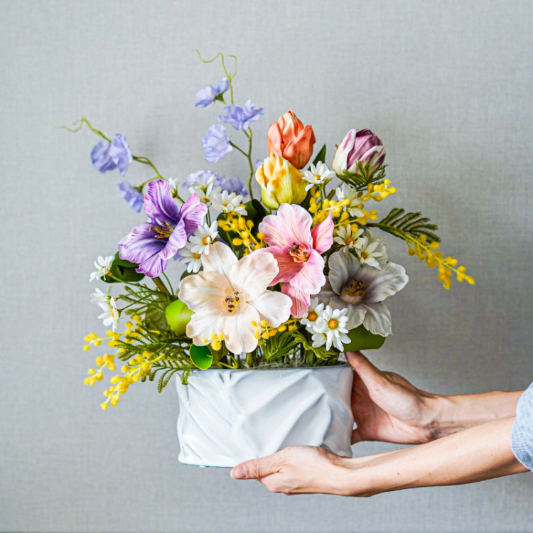 <img class='new_mark_img1' src='https://img.shop-pro.jp/img/new/icons6.gif' style='border:none;display:inline;margin:0px;padding:0px;width:auto;' />開花チューリップとミモザのアレンジメント 花瓶アレンジメント 造花 アーティフィシャルフラワー