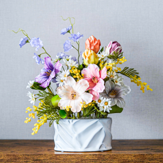 <img class='new_mark_img1' src='https://img.shop-pro.jp/img/new/icons6.gif' style='border:none;display:inline;margin:0px;padding:0px;width:auto;' />開花チューリップとミモザのアレンジメント 花瓶アレンジメント 造花 アーティフィシャルフラワー