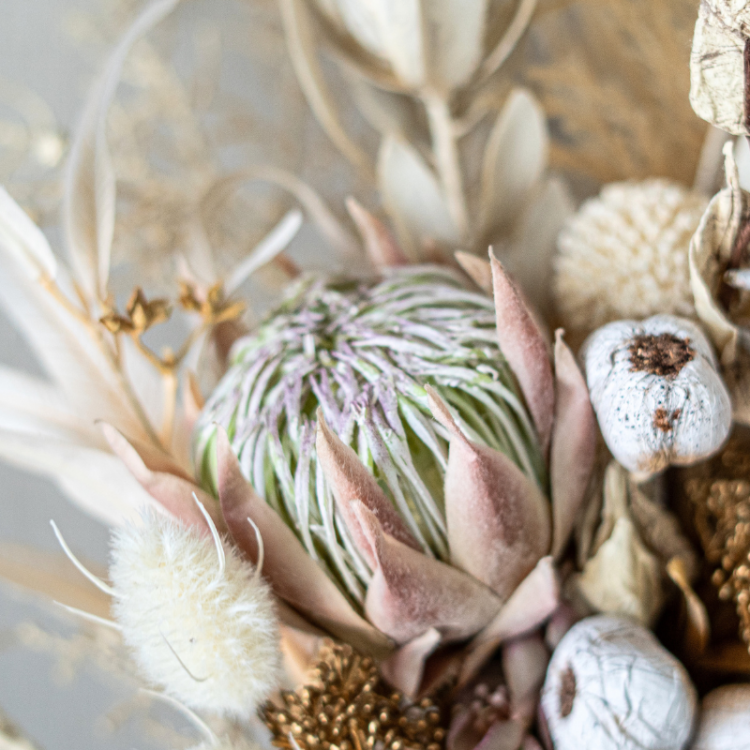 <img class='new_mark_img1' src='https://img.shop-pro.jp/img/new/icons6.gif' style='border:none;display:inline;margin:0px;padding:0px;width:auto;' />プロテアとユーカリのドライ風アレンジメント 花瓶アレンジメント 造花 アーティフィシャルフラワー