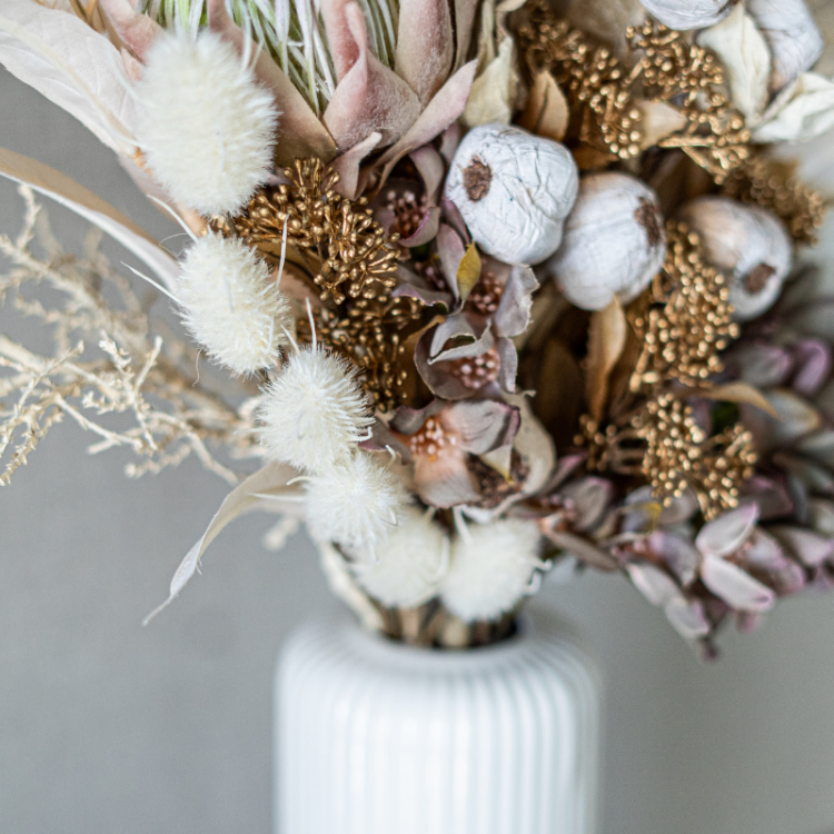 <img class='new_mark_img1' src='https://img.shop-pro.jp/img/new/icons6.gif' style='border:none;display:inline;margin:0px;padding:0px;width:auto;' />プロテアとユーカリのドライ風アレンジメント 花瓶アレンジメント 造花 アーティフィシャルフラワー