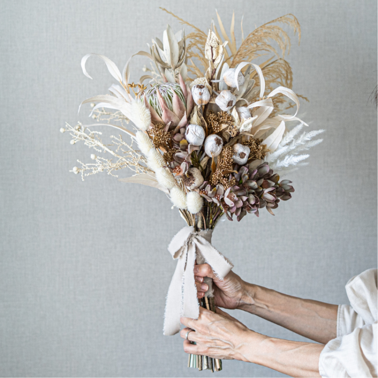 <img class='new_mark_img1' src='https://img.shop-pro.jp/img/new/icons6.gif' style='border:none;display:inline;margin:0px;padding:0px;width:auto;' />プロテアとユーカリのドライ風アレンジメント 花瓶アレンジメント 造花 アーティフィシャルフラワー