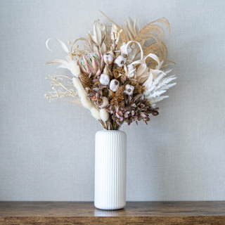 <img class='new_mark_img1' src='https://img.shop-pro.jp/img/new/icons6.gif' style='border:none;display:inline;margin:0px;padding:0px;width:auto;' />プロテアとユーカリのドライ風アレンジメント 花瓶アレンジメント 造花 アーティフィシャルフラワー