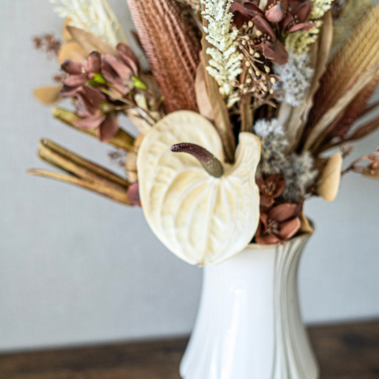 <img class='new_mark_img1' src='https://img.shop-pro.jp/img/new/icons6.gif' style='border:none;display:inline;margin:0px;padding:0px;width:auto;' />アンスリウムとユーカリのドライ風アレンジメント 花瓶アレンジメント 造花 アーティフィシャルフラワー