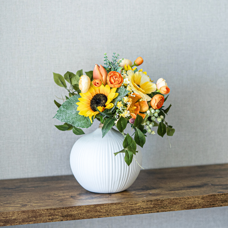 <img class='new_mark_img1' src='https://img.shop-pro.jp/img/new/icons6.gif' style='border:none;display:inline;margin:0px;padding:0px;width:auto;' />ひまわりとバターカップのビタミンアレンジメント 花瓶アレンジメント 造花 アーティフィシャルフラワー 向日葵 ラナンキュラス チューリップ