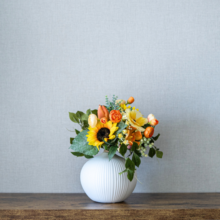 <img class='new_mark_img1' src='https://img.shop-pro.jp/img/new/icons6.gif' style='border:none;display:inline;margin:0px;padding:0px;width:auto;' />ひまわりとバターカップのビタミンアレンジメント 花瓶アレンジメント 造花 アーティフィシャルフラワー 向日葵 ラナンキュラス チューリップ