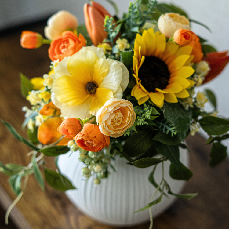 <img class='new_mark_img1' src='https://img.shop-pro.jp/img/new/icons6.gif' style='border:none;display:inline;margin:0px;padding:0px;width:auto;' />ひまわりとバターカップのビタミンアレンジメント 花瓶アレンジメント 造花 アーティフィシャルフラワー 向日葵 ラナンキュラス チューリップ