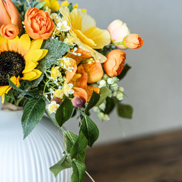 <img class='new_mark_img1' src='https://img.shop-pro.jp/img/new/icons6.gif' style='border:none;display:inline;margin:0px;padding:0px;width:auto;' />ひまわりとバターカップのビタミンアレンジメント 花瓶アレンジメント 造花 アーティフィシャルフラワー 向日葵 ラナンキュラス チューリップ