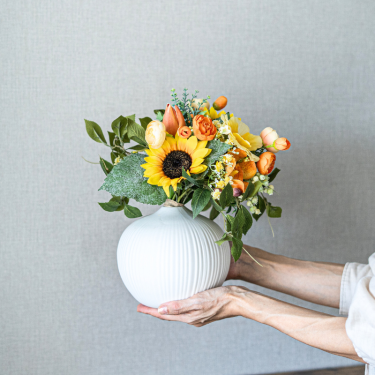 <img class='new_mark_img1' src='https://img.shop-pro.jp/img/new/icons6.gif' style='border:none;display:inline;margin:0px;padding:0px;width:auto;' />ひまわりとバターカップのビタミンアレンジメント 花瓶アレンジメント 造花 アーティフィシャルフラワー 向日葵 ラナンキュラス チューリップ