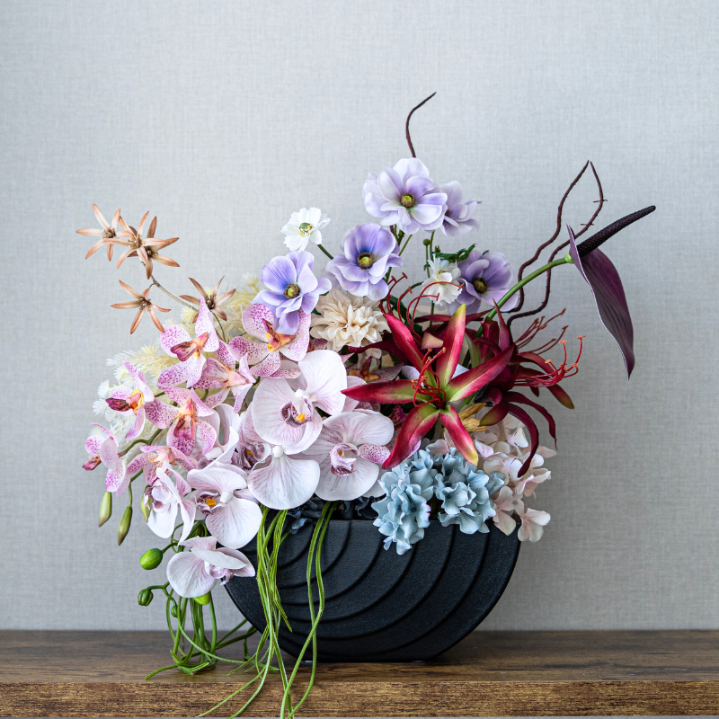 <img class='new_mark_img1' src='https://img.shop-pro.jp/img/new/icons6.gif' style='border:none;display:inline;margin:0px;padding:0px;width:auto;' />アマリリスと胡蝶蘭のシックなアレンジメント 花瓶アレンジメント 造花 アーティフィシャルフラワー