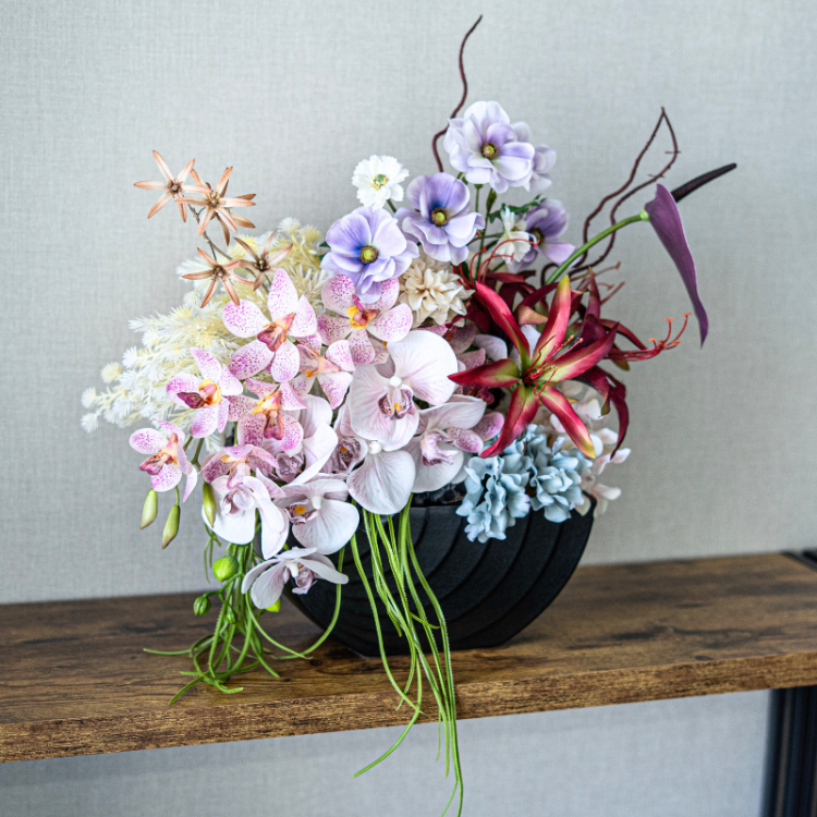 <img class='new_mark_img1' src='https://img.shop-pro.jp/img/new/icons6.gif' style='border:none;display:inline;margin:0px;padding:0px;width:auto;' />アマリリスと胡蝶蘭のシックなアレンジメント 花瓶アレンジメント 造花 アーティフィシャルフラワー