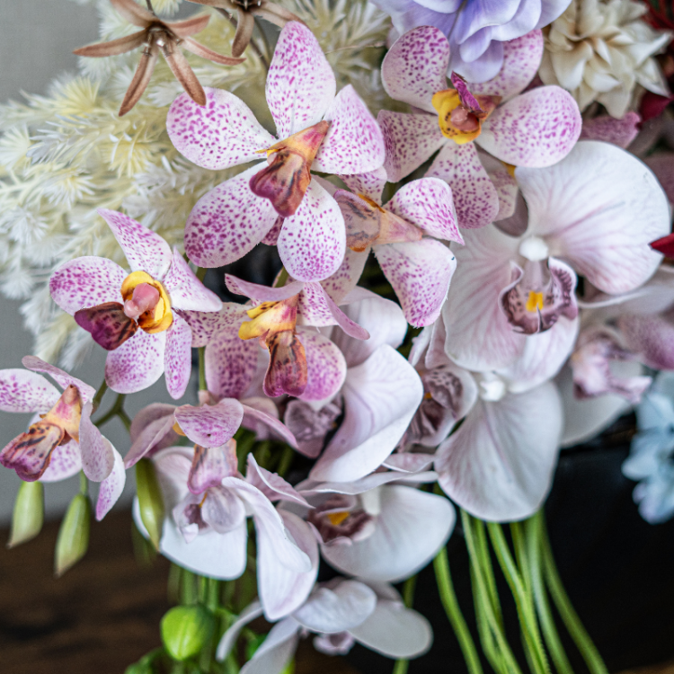 <img class='new_mark_img1' src='https://img.shop-pro.jp/img/new/icons6.gif' style='border:none;display:inline;margin:0px;padding:0px;width:auto;' />アマリリスと胡蝶蘭のシックなアレンジメント 花瓶アレンジメント 造花 アーティフィシャルフラワー