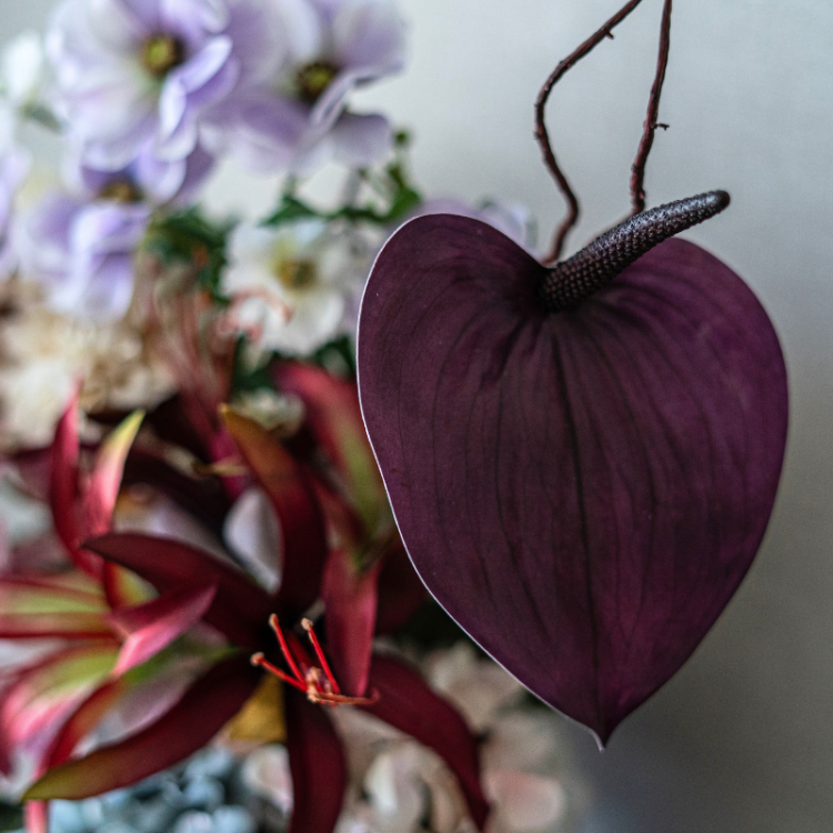 <img class='new_mark_img1' src='https://img.shop-pro.jp/img/new/icons6.gif' style='border:none;display:inline;margin:0px;padding:0px;width:auto;' />アマリリスと胡蝶蘭のシックなアレンジメント 花瓶アレンジメント 造花 アーティフィシャルフラワー