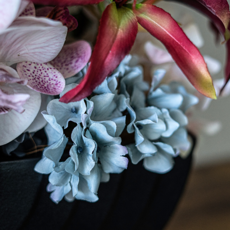 <img class='new_mark_img1' src='https://img.shop-pro.jp/img/new/icons6.gif' style='border:none;display:inline;margin:0px;padding:0px;width:auto;' />アマリリスと胡蝶蘭のシックなアレンジメント 花瓶アレンジメント 造花 アーティフィシャルフラワー