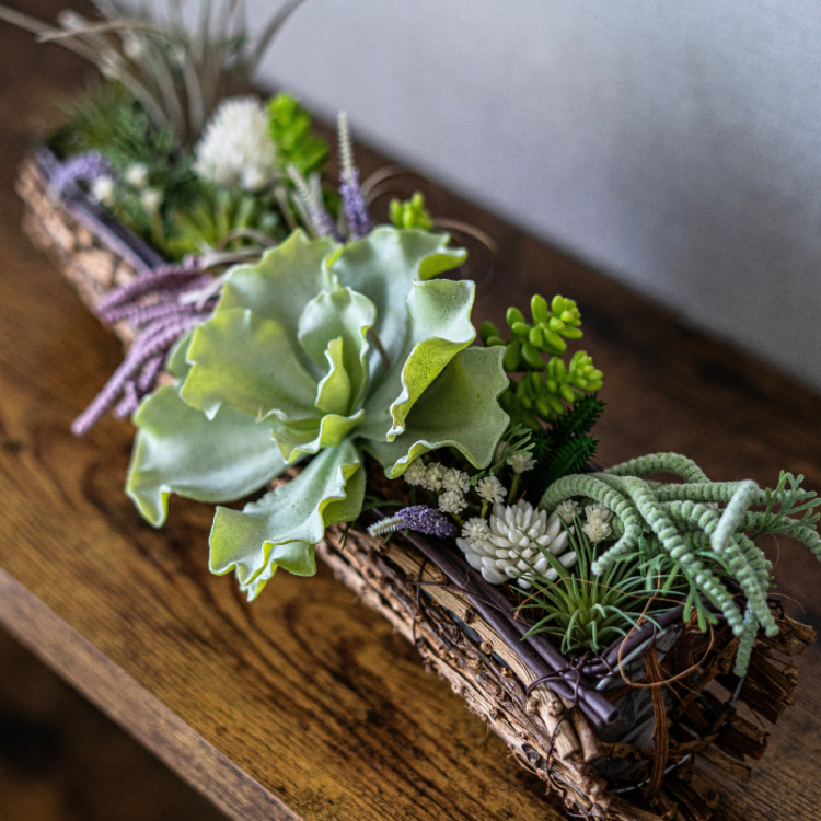 <img class='new_mark_img1' src='https://img.shop-pro.jp/img/new/icons6.gif' style='border:none;display:inline;margin:0px;padding:0px;width:auto;' />多肉植物とラベンダーのボタニカルバスケット 花瓶アレンジメント 造花 アーティフィシャルフラワー バスケット 多肉植物