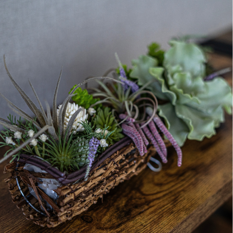 <img class='new_mark_img1' src='https://img.shop-pro.jp/img/new/icons6.gif' style='border:none;display:inline;margin:0px;padding:0px;width:auto;' />多肉植物とラベンダーのボタニカルバスケット 花瓶アレンジメント 造花 アーティフィシャルフラワー バスケット 多肉植物