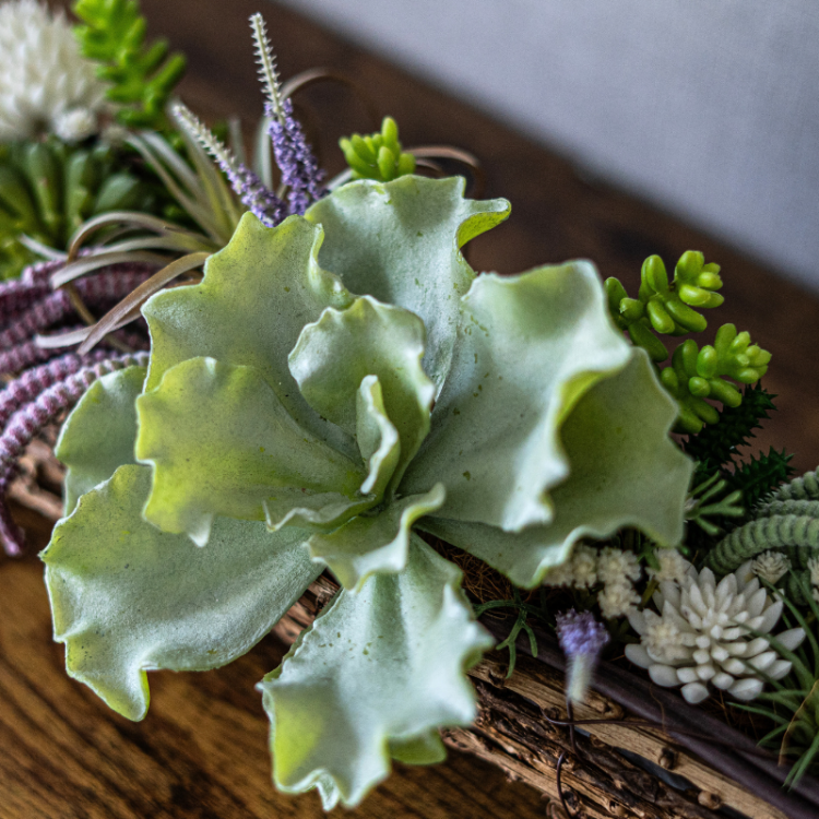 <img class='new_mark_img1' src='https://img.shop-pro.jp/img/new/icons6.gif' style='border:none;display:inline;margin:0px;padding:0px;width:auto;' />多肉植物とラベンダーのボタニカルバスケット 花瓶アレンジメント 造花 アーティフィシャルフラワー バスケット 多肉植物