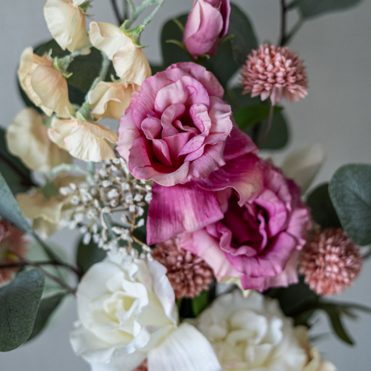 <img class='new_mark_img1' src='https://img.shop-pro.jp/img/new/icons6.gif' style='border:none;display:inline;margin:0px;padding:0px;width:auto;' />ラナンキュラスとスイートピーのアレンジメント 花瓶アレンジメント 造花 アーティフィシャルフラワー ユーカリ