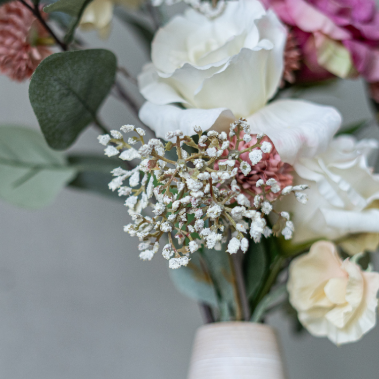 <img class='new_mark_img1' src='https://img.shop-pro.jp/img/new/icons6.gif' style='border:none;display:inline;margin:0px;padding:0px;width:auto;' />ラナンキュラスとスイートピーのアレンジメント 花瓶アレンジメント 造花 アーティフィシャルフラワー ユーカリ