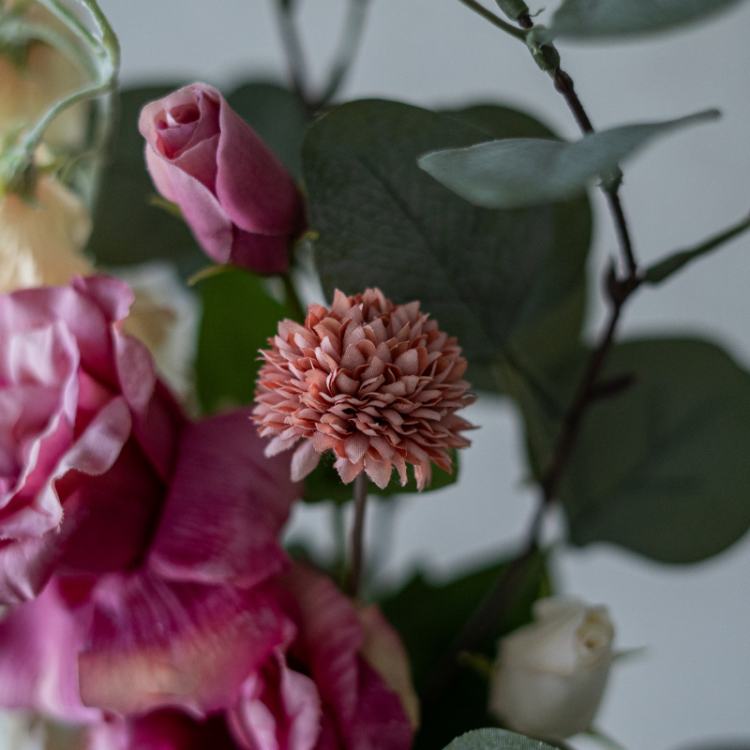 <img class='new_mark_img1' src='https://img.shop-pro.jp/img/new/icons6.gif' style='border:none;display:inline;margin:0px;padding:0px;width:auto;' />ラナンキュラスとスイートピーのアレンジメント 花瓶アレンジメント 造花 アーティフィシャルフラワー ユーカリ