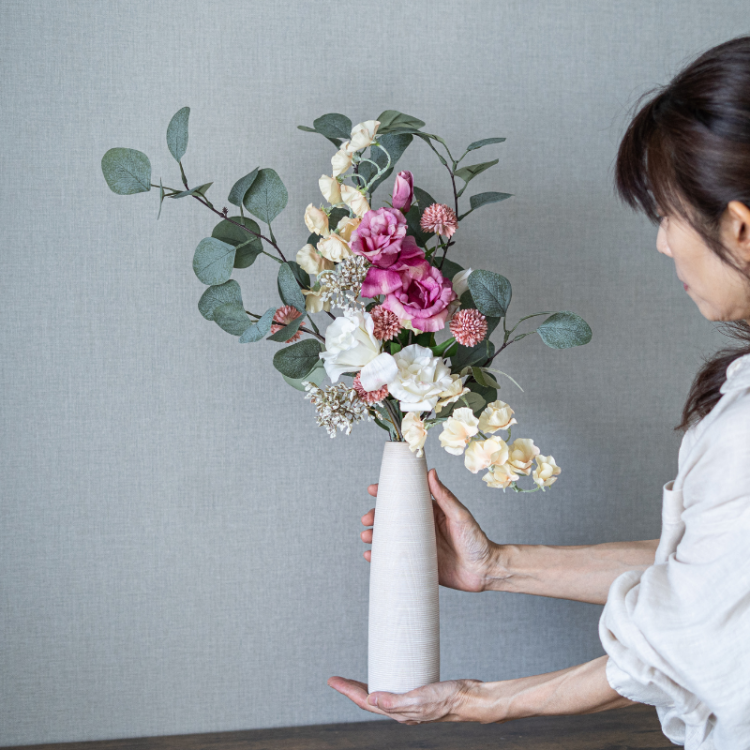 <img class='new_mark_img1' src='https://img.shop-pro.jp/img/new/icons6.gif' style='border:none;display:inline;margin:0px;padding:0px;width:auto;' />ラナンキュラスとスイートピーのアレンジメント 花瓶アレンジメント 造花 アーティフィシャルフラワー ユーカリ