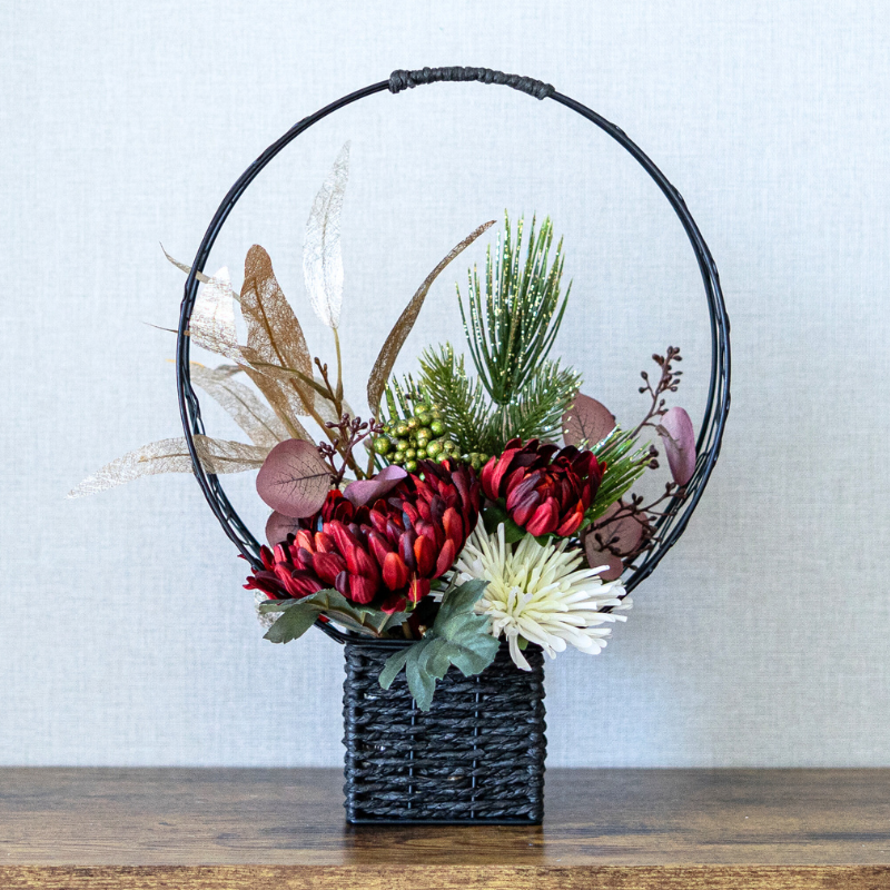 <img class='new_mark_img1' src='https://img.shop-pro.jp/img/new/icons6.gif' style='border:none;display:inline;margin:0px;padding:0px;width:auto;' />マムと松の桝結びアレンジメント 花瓶アレンジメント 造花 アーティフィシャルフラワー かご お正月 迎春