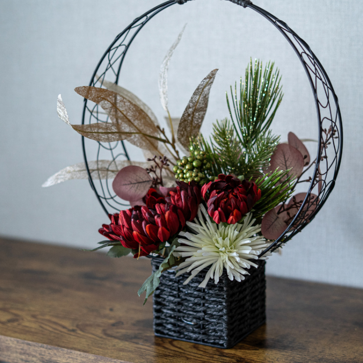 <img class='new_mark_img1' src='https://img.shop-pro.jp/img/new/icons6.gif' style='border:none;display:inline;margin:0px;padding:0px;width:auto;' />マムと松の桝結びアレンジメント 花瓶アレンジメント 造花 アーティフィシャルフラワー かご お正月 迎春