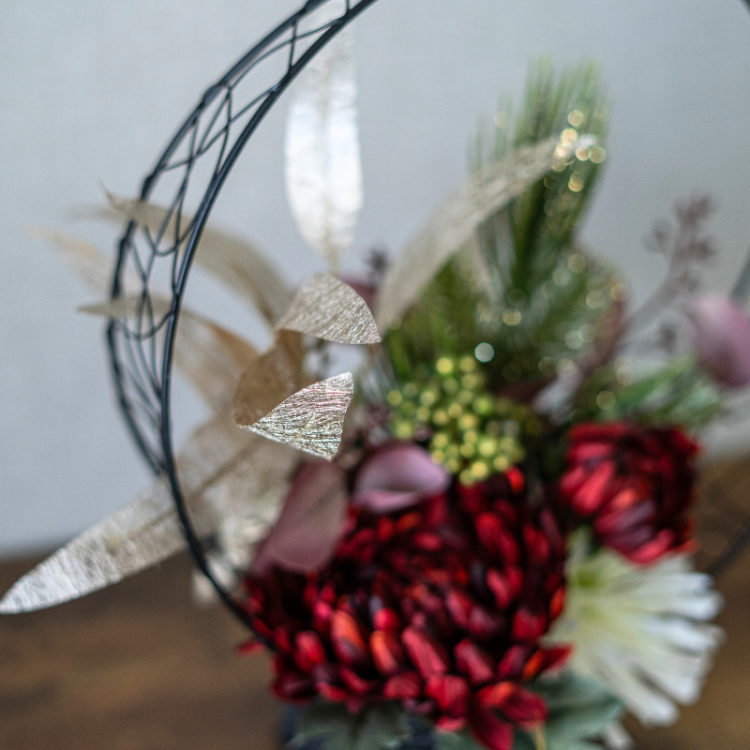 <img class='new_mark_img1' src='https://img.shop-pro.jp/img/new/icons6.gif' style='border:none;display:inline;margin:0px;padding:0px;width:auto;' />マムと松の桝結びアレンジメント 花瓶アレンジメント 造花 アーティフィシャルフラワー かご お正月 迎春