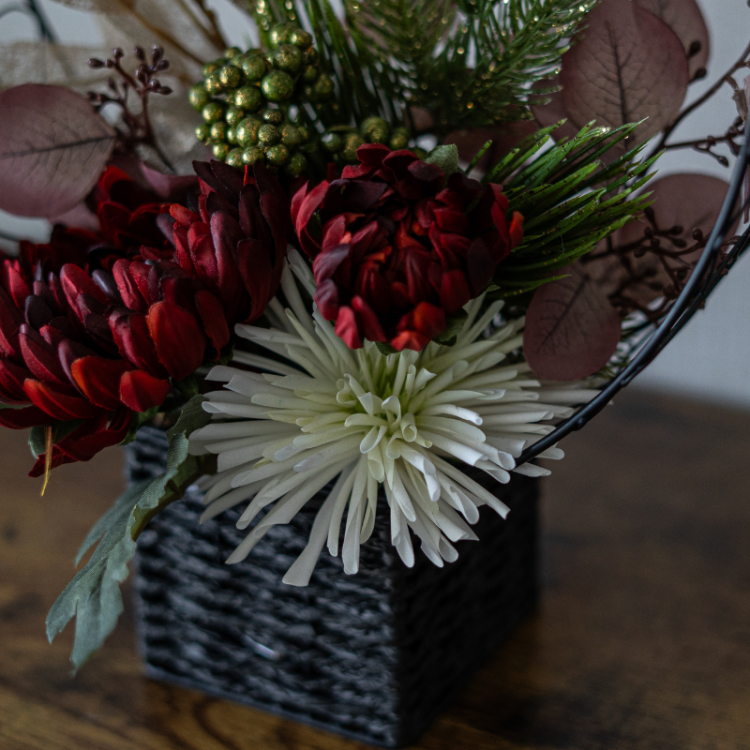 <img class='new_mark_img1' src='https://img.shop-pro.jp/img/new/icons6.gif' style='border:none;display:inline;margin:0px;padding:0px;width:auto;' />マムと松の桝結びアレンジメント 花瓶アレンジメント 造花 アーティフィシャルフラワー かご お正月 迎春