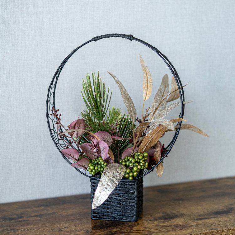 <img class='new_mark_img1' src='https://img.shop-pro.jp/img/new/icons6.gif' style='border:none;display:inline;margin:0px;padding:0px;width:auto;' />マムと松の桝結びアレンジメント 花瓶アレンジメント 造花 アーティフィシャルフラワー かご お正月 迎春