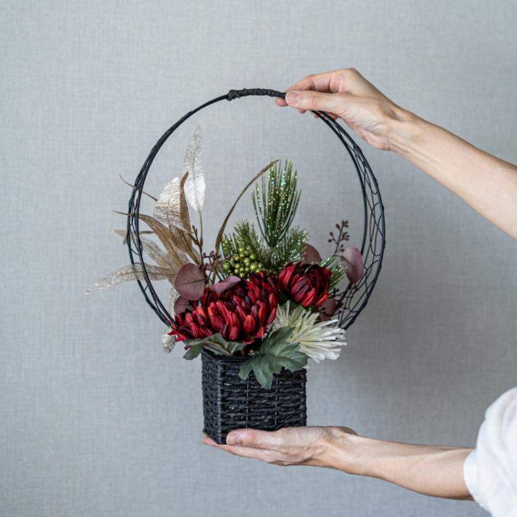 <img class='new_mark_img1' src='https://img.shop-pro.jp/img/new/icons6.gif' style='border:none;display:inline;margin:0px;padding:0px;width:auto;' />マムと松の桝結びアレンジメント 花瓶アレンジメント 造花 アーティフィシャルフラワー かご お正月 迎春
